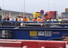 http://www.veintepies.com/images/foto07/transportistas_huelga.jpg